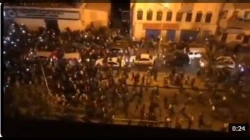 بالفيديو.. مسيرات عفوية وأعلام اليمن تزين شوارع عدن بذكرى الوحدة 22 مايو بالفيديو.. مسيرات عفوية وأعلام اليمن تزين شوارع عدن بذكرى الوحدة 22 مايو