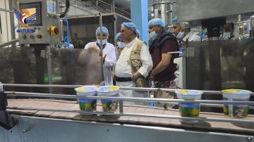 نائب وزير الإعلام يطلع على تجربة توطين صناعة الألبان بساحل تهامة في الحديدة نائب وزير الإعلام يطلع على تجربة توطين صناعة الألبان بساحل تهامة في الحديدة