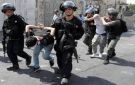 العدو الإسرائيلي يعتقل 15 مواطنا فلسطينيا بينهم صحفي وأطفال في الضفة الغربية