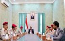 العليمي يجتمع بقيادات الجيش في عدن للاطلاع على مستوى الجاهزية