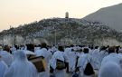 حجاج بيت الله الحرام يتوافدون إلى عرفات لأداء الركن الأعظم
