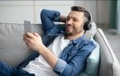 قاعدة بسيطة قد تحمي سمعك من أضرار سماعات الرأس
