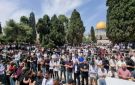 عشرات آلاف الفلسطينيين يؤدون صلاة الجمعة في المسجد الأقصى وباحاته