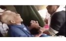 شاهد.. رجل مسن ينهار بعد إبلاغه بوفاة ابنه في حادث العبر المروع (فيديو)