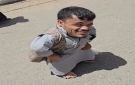 يقود سيارته المعدلة ويواصل عمله اليومي في صنعاء ..رسالة من أقصر رجل يمني في العالم تشعل التفاعل على مواقع التواصل (فيديو)