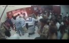 شاهد .. مواطن يشعل النار في جسده عقب خروجه من أحد المساجد بمأرب (فيديو)