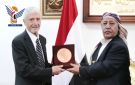 رئيس مجلس النواب يكرم المهندس أحمد الأنسي بدرع المجلس - ye