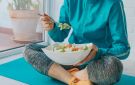 كيف تحافظين على وزنك.. وسط الأطعمة الشهية؟