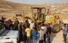العدو الإسرائيلي يستولي على جرافة في دير ابزيع غرب رام الله ويقتحم بلدة الدوحة غرب بيت لحم