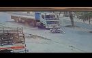 شاهد.. نجاة سائق دراجة نارية بأعجوبة من الدهس تحت شاحنة كبيرة في الحديدة (فيديو)