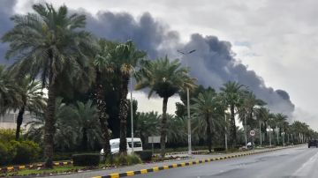 انفجارات تهز الكويت اثر هجوم إيراني بالصواريخ والطائرات المسيرة انفجارات تهز الكويت اثر هجوم إيراني بالصواريخ والطائرات المسيرة
