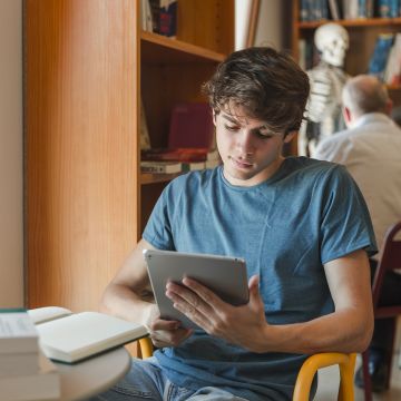 من اللابتوب إلى التطبيقات الذكية.. أدوات أساسية لكل طالب جامعي من اللابتوب إلى التطبيقات الذكية.. أدوات أساسية لكل طالب جامعي