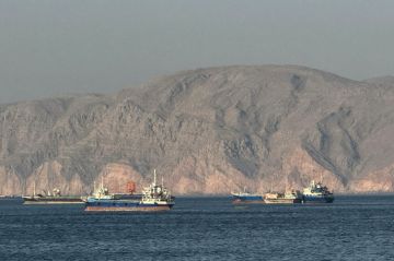 الغارديان: عمان تقاوم الضغوط الأمريكية لقطع علاقاتها بإيران وتصر على محدودية التعاون في مضيق هرمز