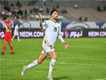وسام أبو علي يصافح لاعبي منتخب مصر قبل ودية البرازيل