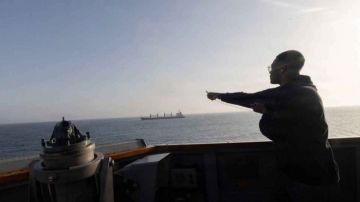الجيش الأمريكي يتهم إيران باستهداف سفن في هرمز الجيش الأمريكي يتهم إيران باستهداف سفن في هرمز