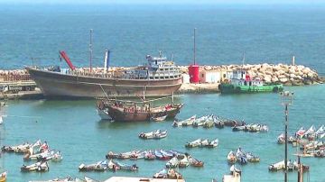 خفر السواحل يستجيب لبلاغ استغاثة من قارب معطل خفر السواحل يستجيب لبلاغ استغاثة من قارب معطل