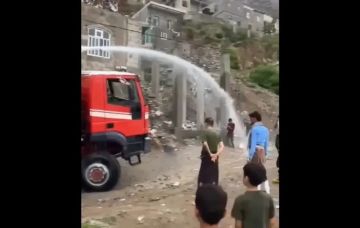 شاهد- عربة إطفاء ترش أعمدة منزل قيد الإنشاء لمسؤول في تعز.... ومطالبات بالتحقيق - فيديو شاهد- عربة إطفاء ترش أعمدة منزل قيد الإنشاء لمسؤول في تعز.... ومطالبات بالتحقيق - فيديو