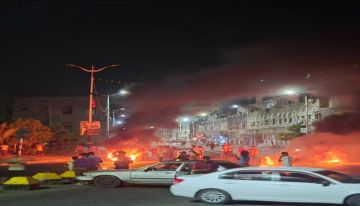 محتجون يشعلون الإطارات ويقطعون شوارع التواهي بعدن احتجاجا على كارثة الكهرباء محتجون يشعلون الإطارات ويقطعون شوارع التواهي بعدن احتجاجا على كارثة الكهرباء