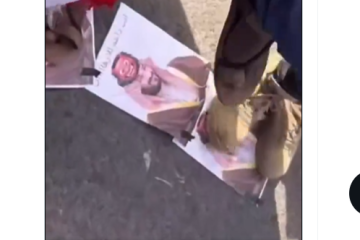 فيديو احتجاجات في عدن تنديدا بتردي الأوضاع ومتظاهرون يدوسون على صور بن سلمان فيديو احتجاجات في عدن تنديدا بتردي الأوضاع ومتظاهرون يدوسون على صور بن سلمان