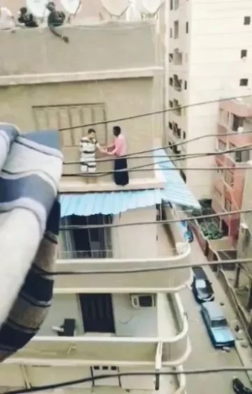 شاب شهم ينقذ فتاة حاولت إنهاء حياتها بالقفز من سطح عمارة (فيديو) شاب شهم ينقذ فتاة حاولت إنهاء حياتها بالقفز من سطح عمارة (فيديو)