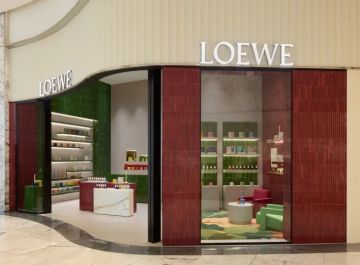 فلسفة عطرية مكسوة بالخزف الخمري: LOEWE تفتتح أول متجر دائم لها في دبي مول فلسفة عطرية مكسوة بالخزف الخمري: LOEWE تفتتح أول متجر دائم لها في دبي مول