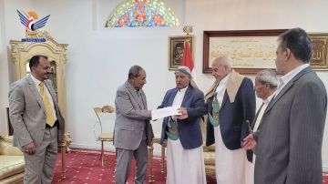 رئيس مجلس النواب يتسلم إقرار الذمة المالية من عضو هيئة مكافحة الفساد أحمد الشيخ رئيس مجلس النواب يتسلم إقرار الذمة المالية من عضو هيئة مكافحة الفساد أحمد الشيخ