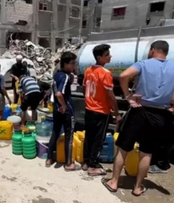 عطش الصيف يشتد في مخيمات غزة أزمة مياه خانقة تهدد حياة مئات الآلاف من النازحين عطش الصيف يشتد في مخيمات غزة أزمة مياه خانقة تهدد حياة مئات الآلاف من النازحين