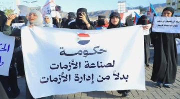 عدن تحت لهيب المعاناة.. انهيار الخدمات يفجر الغضب الشعبي والنساء يتصدرن المشهد الاحتجاجي