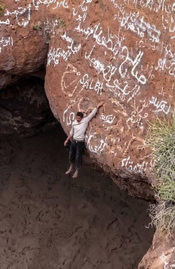في ظروف معقدة.. الدفاع المدني ينتشل جثة القعقاع من فوهة بركانية بمديرية دمت (صورة)