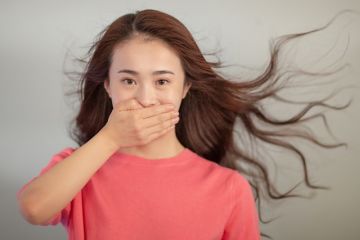 الأسباب الرئيسية لرائحة الفم الكريهة الأسباب الرئيسية لرائحة الفم الكريهة