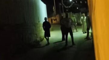 العدو الإسرائيلي ومستوطنوه يقتحمون مسجد الرأس في الخليل