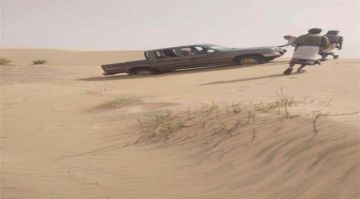 الرياح الموسمية تعزل منطقة الحامية برضوم والكثبان الرملية تقطع شريانها الحيوي المرتبط بخط الساحل الدولي الرياح الموسمية تعزل منطقة الحامية برضوم والكثبان الرملية تقطع شريانها الحيوي المرتبط بخط الساحل الدولي