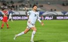 وسام أبو علي يصافح لاعبي منتخب مصر قبل ودية البرازيل