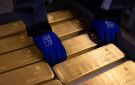 الذهب يسجل أدنى مستوى في أسبوعين مع ارتفاع الدولار