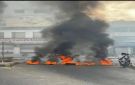 بالفيديو.. احتجاجات غاضبة تشتعل في الشرج بـ المكلا وإحراق الإطارات يشل حركة السير