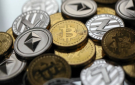 بيتكوين تتجاوز 60 ألف دولار مع تراجع قطاع الرقائق