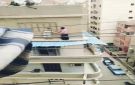 شاب شهم ينقذ فتاة حاولت إنهاء حياتها بالقفز من سطح عمارة (فيديو)