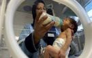 مجمع ناصر الطبي يحذر من نفاد حليب الأطفال في غزة