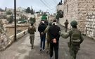 العدو الإسرائيلي يعتقل 12 فلسطينيا من الضفة الغربية والقدس