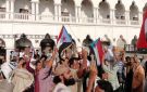 توافد الجماهير إلى ساحة الدلة للمشاركة بمليونية رفض الوصاية