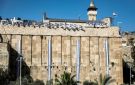 العدو الإسرائيلي يشرع في تنفيذ أعمال إنشائية داخل المسجد الإبراهيمي لتغيير معالمه