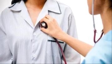 لسه ليها أهميتها.. لماذا يستخدم الطبيب السماعة الطبية رغم تطور الفحوصات لسه ليها أهميتها.. لماذا يستخدم الطبيب السماعة الطبية رغم تطور الفحوصات