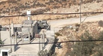 العدو الإسرائيلي يخطر فلسطينيا بإخلاء منزله في بيت لحم العدو الإسرائيلي يخطر فلسطينيا بإخلاء منزله في بيت لحم
