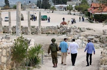 مستوطنون يقتحمون مواقع اثرية ويعتدون على الفلسطينيين وممتلكاتهم في الضفة مستوطنون يقتحمون مواقع اثرية ويعتدون على الفلسطينيين وممتلكاتهم في الضفة