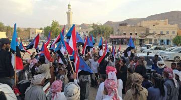 مسيرة جماهيرية حاشدة في السوم تجدد التفويض للرئيس الزبيدي وترفض الوصاية الخارجية