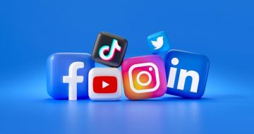 ثنائية التتويج والخلع في فعالية السوشل ميديا.! ثنائية التتويج والخلع في فعالية السوشل ميديا.!
