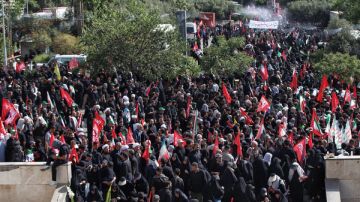 بدء مراسم تشييع الجثمان الطاهر لقائد الثورة الشهيد في العاصمة الإيرانية بدء مراسم تشييع الجثمان الطاهر لقائد الثورة الشهيد في العاصمة الإيرانية