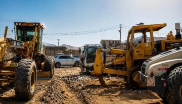 وصول معدات إلى موقع العمل بمدينة عزان لتوسعة وتأهيل الشارع الرئيسي بالمدينة
