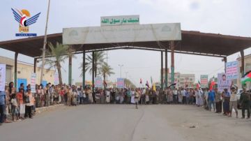 وقفة بالحديدة تحذر العدو السعودي من تبعات استهداف الأعيان المدنية والمنشآت الخدمية وقفة بالحديدة تحذر العدو السعودي من تبعات استهداف الأعيان المدنية والمنشآت الخدمية