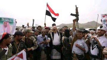 شمسان يستعرض عسكريا لطارق على تخوم تعز عقب هجوم الإصلاح شمسان يستعرض عسكريا لطارق على تخوم تعز عقب هجوم الإصلاح